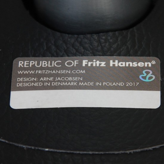 Arne Jacobsen Ægget stol i sort Aura læder 2017