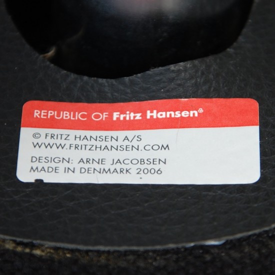 Arne Jacobsen Ægget stol i sort stof 2006