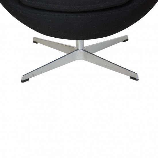 Arne Jacobsen Ægget stol i sort stof 2006