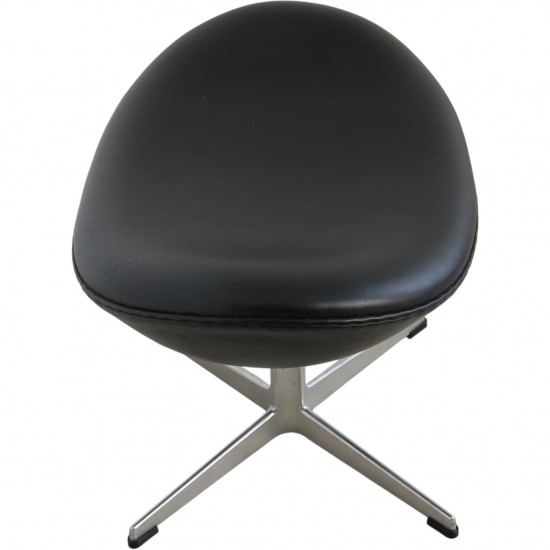 Arne Jacobsen Æggetaburet i sort Aura læder 2017