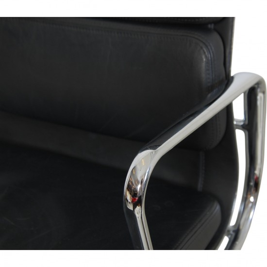 Charles Eames EA209 softpad stol i sort læder 2007