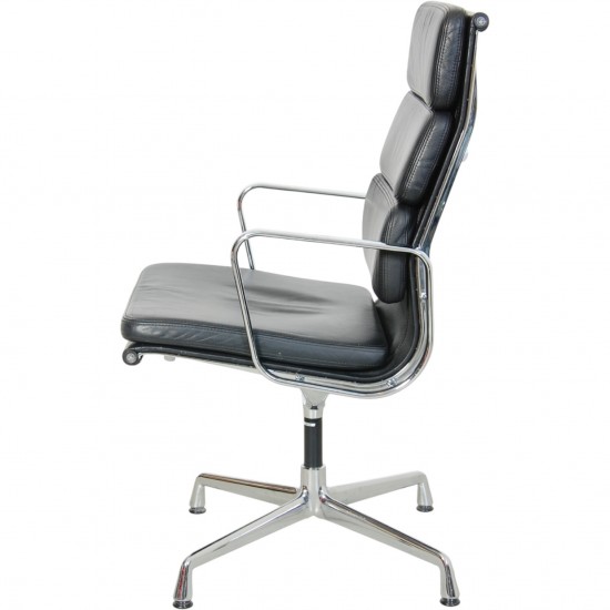 Charles Eames EA209 softpad stol i sort læder 2007