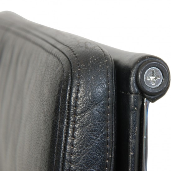 Charles Eames EA209 softpad stol i sort læder 2007