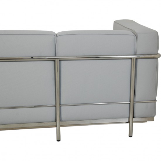 Le Corbusier LC2 3.personers sofa i gråblåt stof 2010'erne