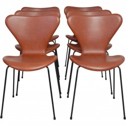 Set of 6 Arne Jacobsen seven chairs in brandy leather and black legs