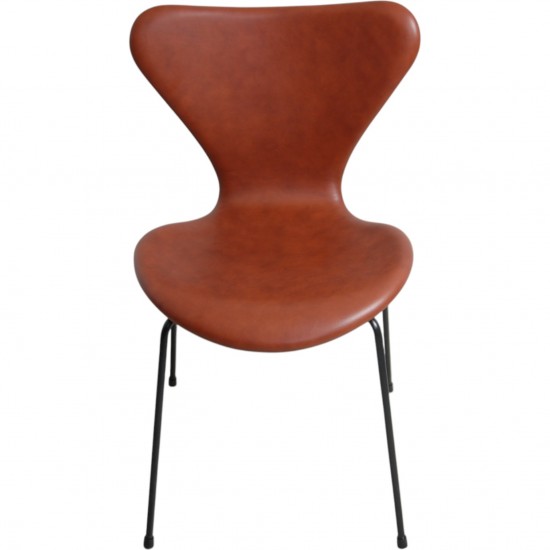 Set of 6 Arne Jacobsen seven chairs in brandy leather and black legs