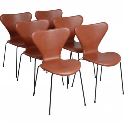 Set of 6 Arne Jacobsen seven chairs in brandy leather and black legs