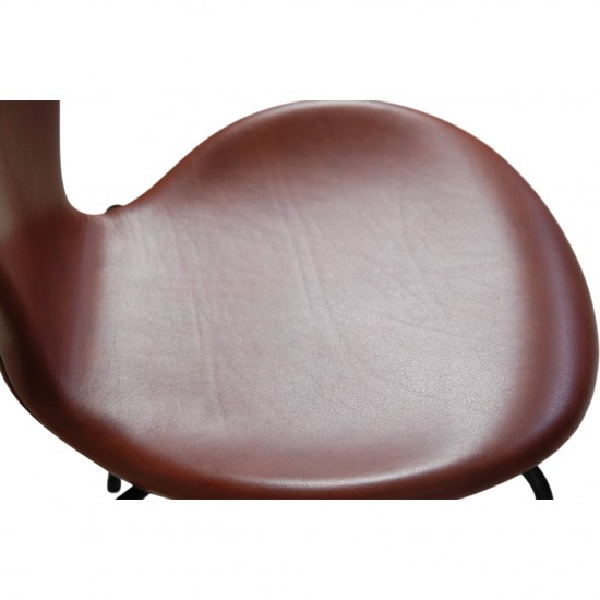 Set of 6 Arne Jacobsen seven chairs in brandy leather and black legs