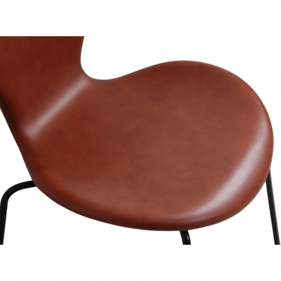 Set of 6 Arne Jacobsen seven chairs in brandy leather and black legs