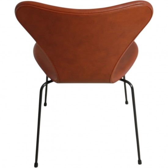 Set of 6 Arne Jacobsen seven chairs in brandy leather and black legs