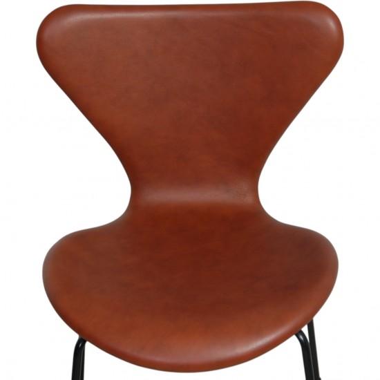 Set of 6 Arne Jacobsen seven chairs in brandy leather and black legs