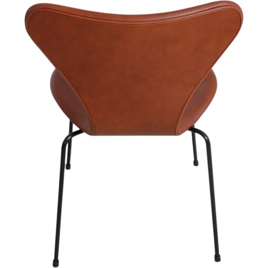 Set of 6 Arne Jacobsen seven chairs in brandy leather and black legs