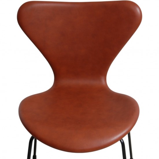 Set of 6 Arne Jacobsen seven chairs in brandy leather and black legs