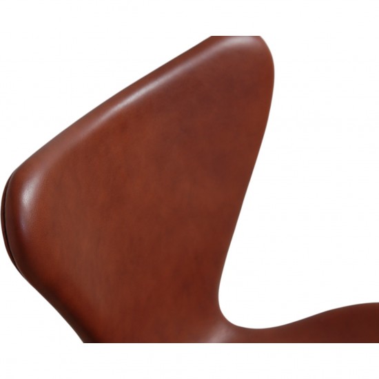 Set of 6 Arne Jacobsen seven chairs in brandy leather and black legs