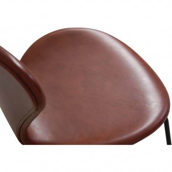 Set of 6 Arne Jacobsen seven chairs in brandy leather and black legs