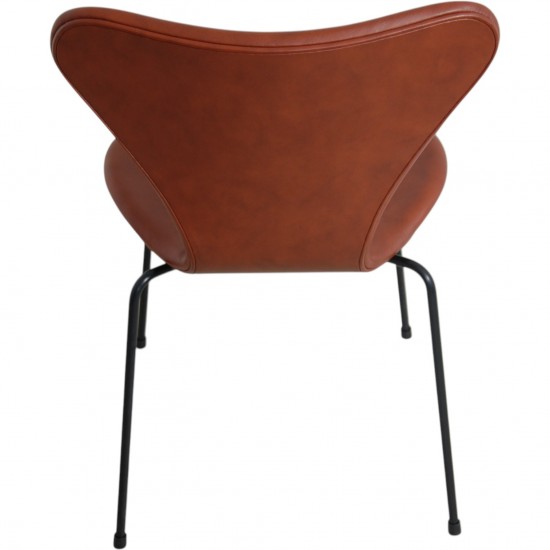 Set of 6 Arne Jacobsen seven chairs in brandy leather and black legs