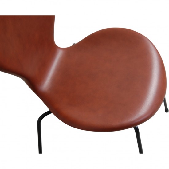 Set of 6 Arne Jacobsen seven chairs in brandy leather and black legs