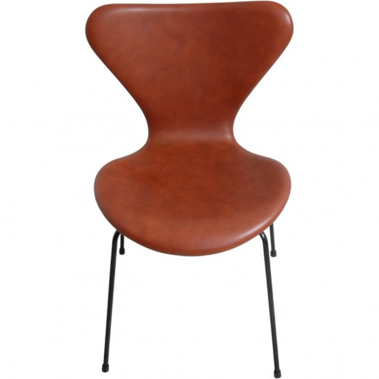 Set of 6 Arne Jacobsen seven chairs in brandy leather and black legs