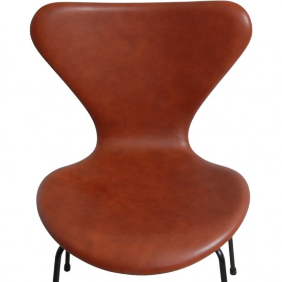 Set of 6 Arne Jacobsen seven chairs in brandy leather and black legs