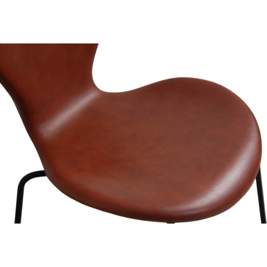 Set of 6 Arne Jacobsen seven chairs in brandy leather and black legs