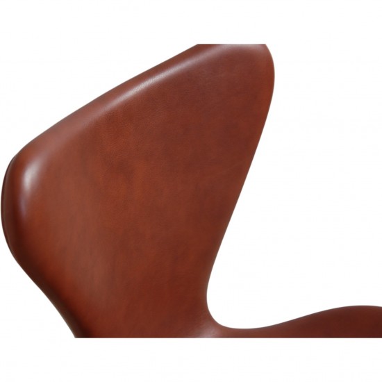 Set of 6 Arne Jacobsen seven chairs in brandy leather and black legs
