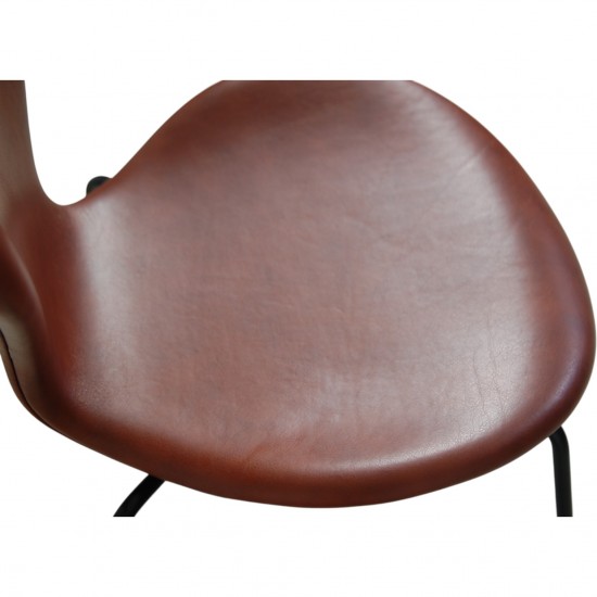 Set of 6 Arne Jacobsen seven chairs in brandy leather and black legs