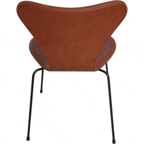 Set of 6 Arne Jacobsen seven chairs in brandy leather and black legs