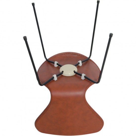 Set of 6 Arne Jacobsen seven chairs in brandy leather and black legs