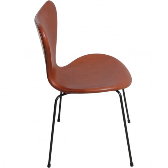 Set of 6 Arne Jacobsen seven chairs in brandy leather and black legs