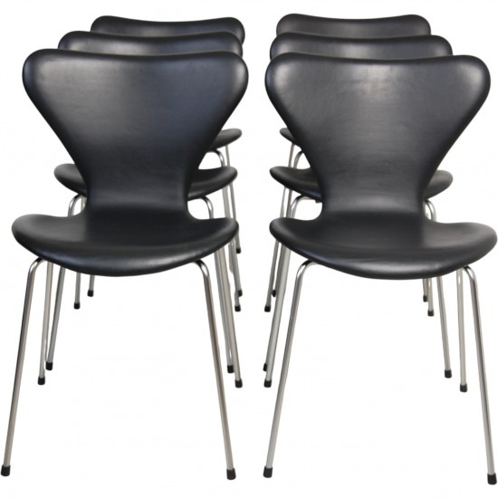 Sæt med 6 Arne Jacobsen Syver stole i sort læder