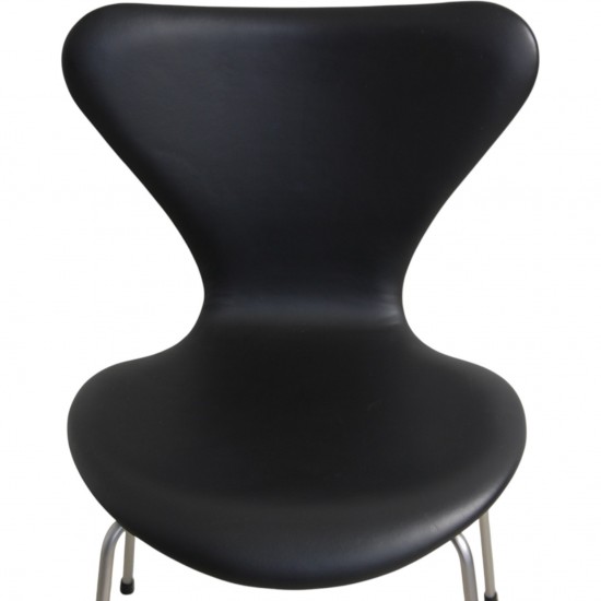 Sæt med 6 Arne Jacobsen Syver stole i sort læder