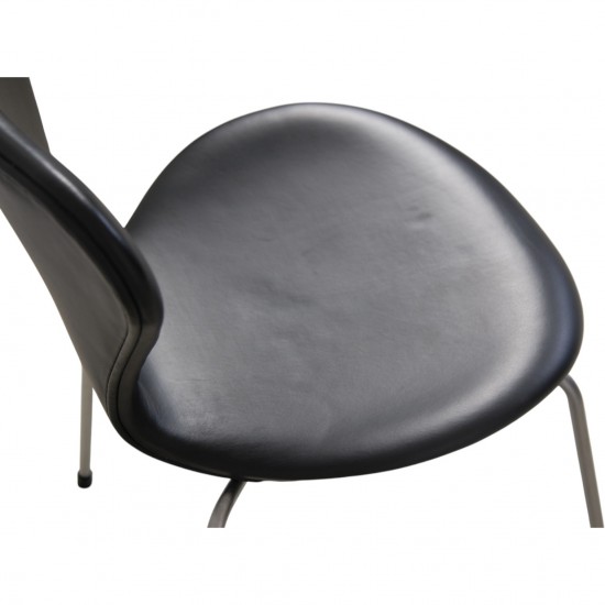 Sæt med 6 Arne Jacobsen Syver stole i sort læder