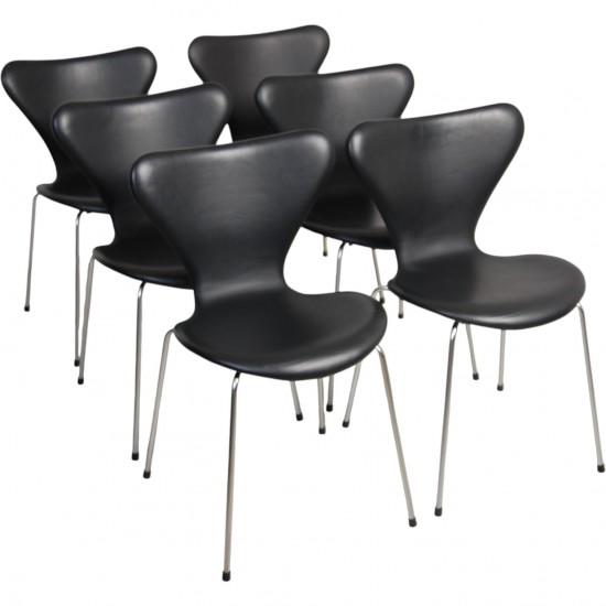 Sæt med 6 Arne Jacobsen Syver stole i sort læder
