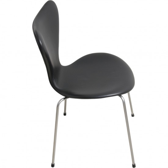 Sæt med 6 Arne Jacobsen Syver stole i sort læder
