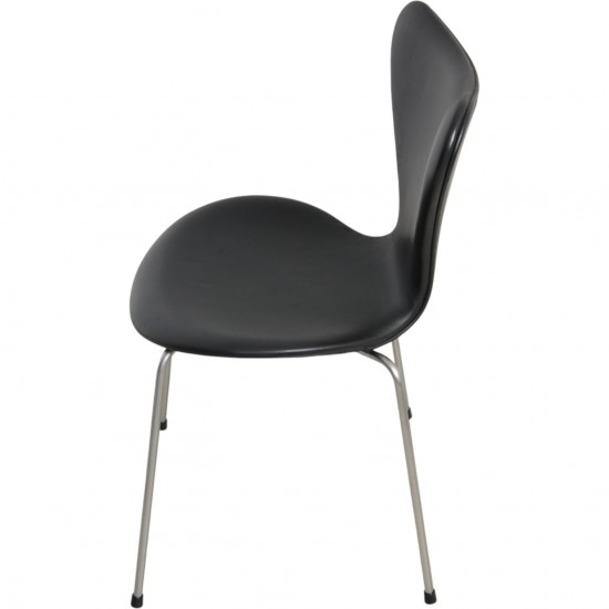 Sæt med 6 Arne Jacobsen Syver stole i sort læder