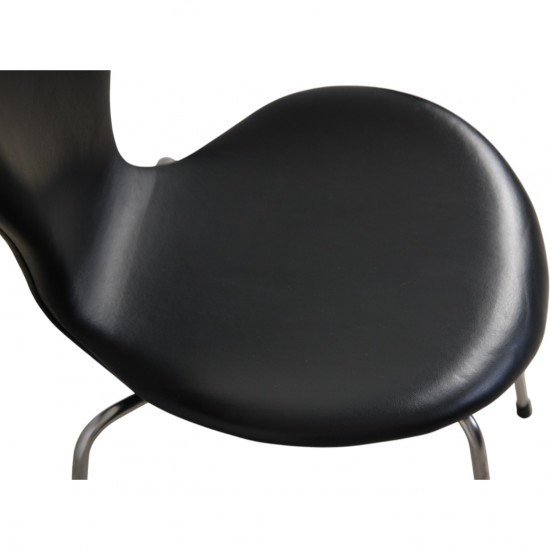 Sæt med 6 Arne Jacobsen Syver stole i sort læder