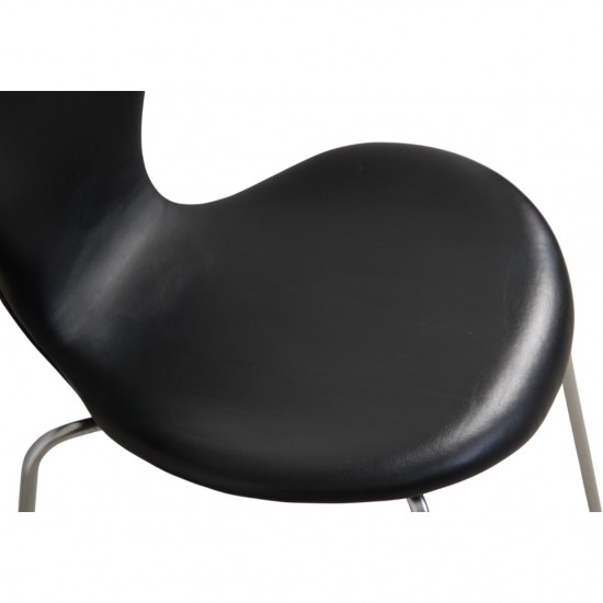 Sæt med 6 Arne Jacobsen Syver stole i sort læder