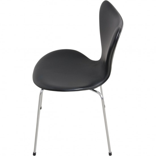 Sæt med 6 Arne Jacobsen Syver stole i sort læder