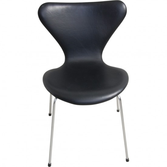 Sæt med 6 Arne Jacobsen Syver stole i sort læder