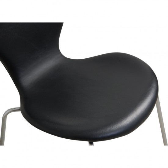 Sæt med 6 Arne Jacobsen Syver stole i sort læder