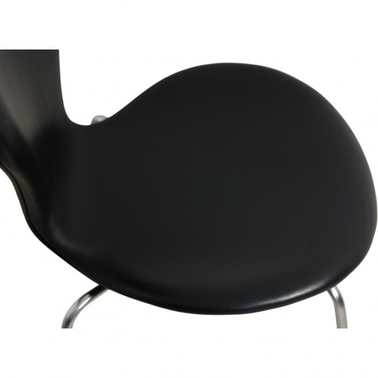 Sæt med 6 Arne Jacobsen Syver stole i sort læder