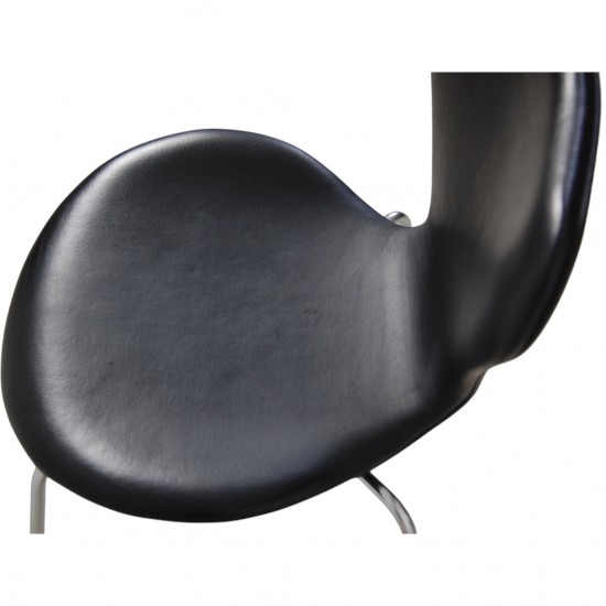 Sæt med 6 Arne Jacobsen Syver stole i sort læder