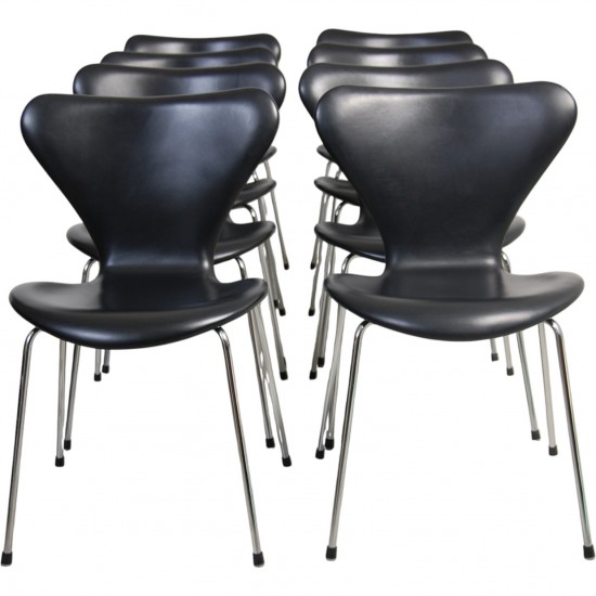 Sæt med 8 Arne Jacobsen Syver stole i sort læder