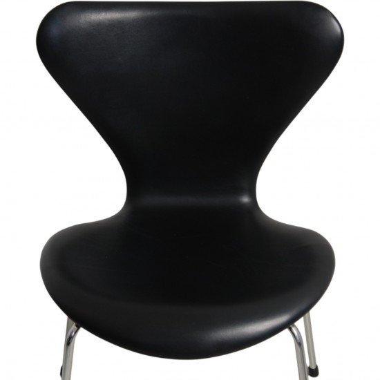 Sæt med 8 Arne Jacobsen Syver stole i sort læder