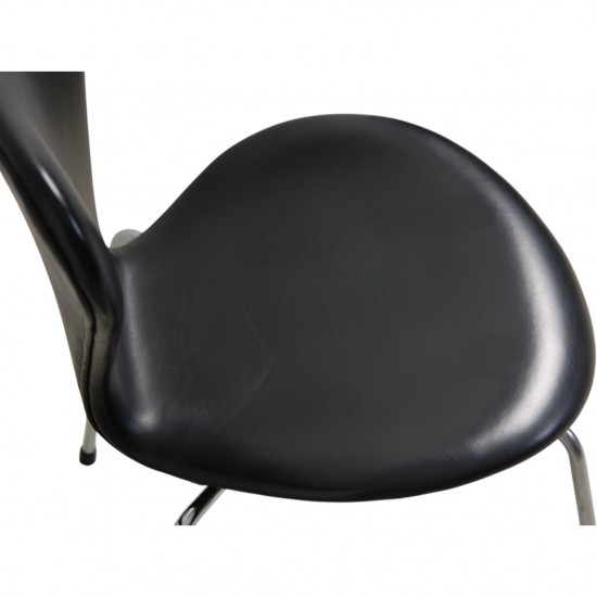 Sæt med 8 Arne Jacobsen Syver stole i sort læder