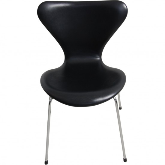 Sæt med 8 Arne Jacobsen Syver stole i sort læder