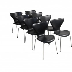 Set of 8 Arne Jacobsen Seven chairs in black leather