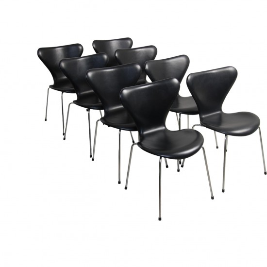 Sæt med 8 Arne Jacobsen Syver stole i sort læder