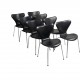 Sæt med 8 Arne Jacobsen Syver stole i sort læder