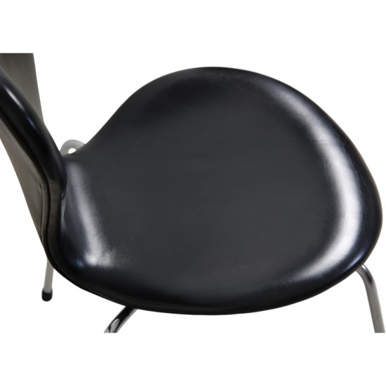 Sæt med 8 Arne Jacobsen Syver stole i sort læder
